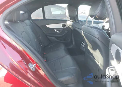 2018 Mercedes-Benz C 300 z USA, uszkodzony, nr VIN 55SWF4JB7JU276810